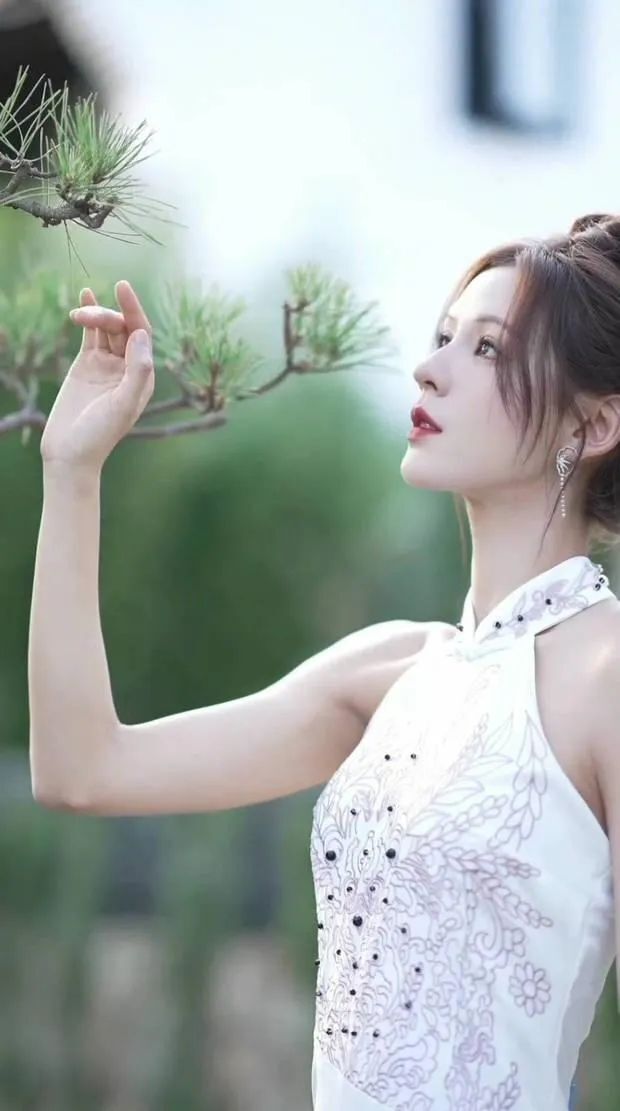 张予曦化身江南烟雨美人撑伞漫步腰肢纤细太迷人