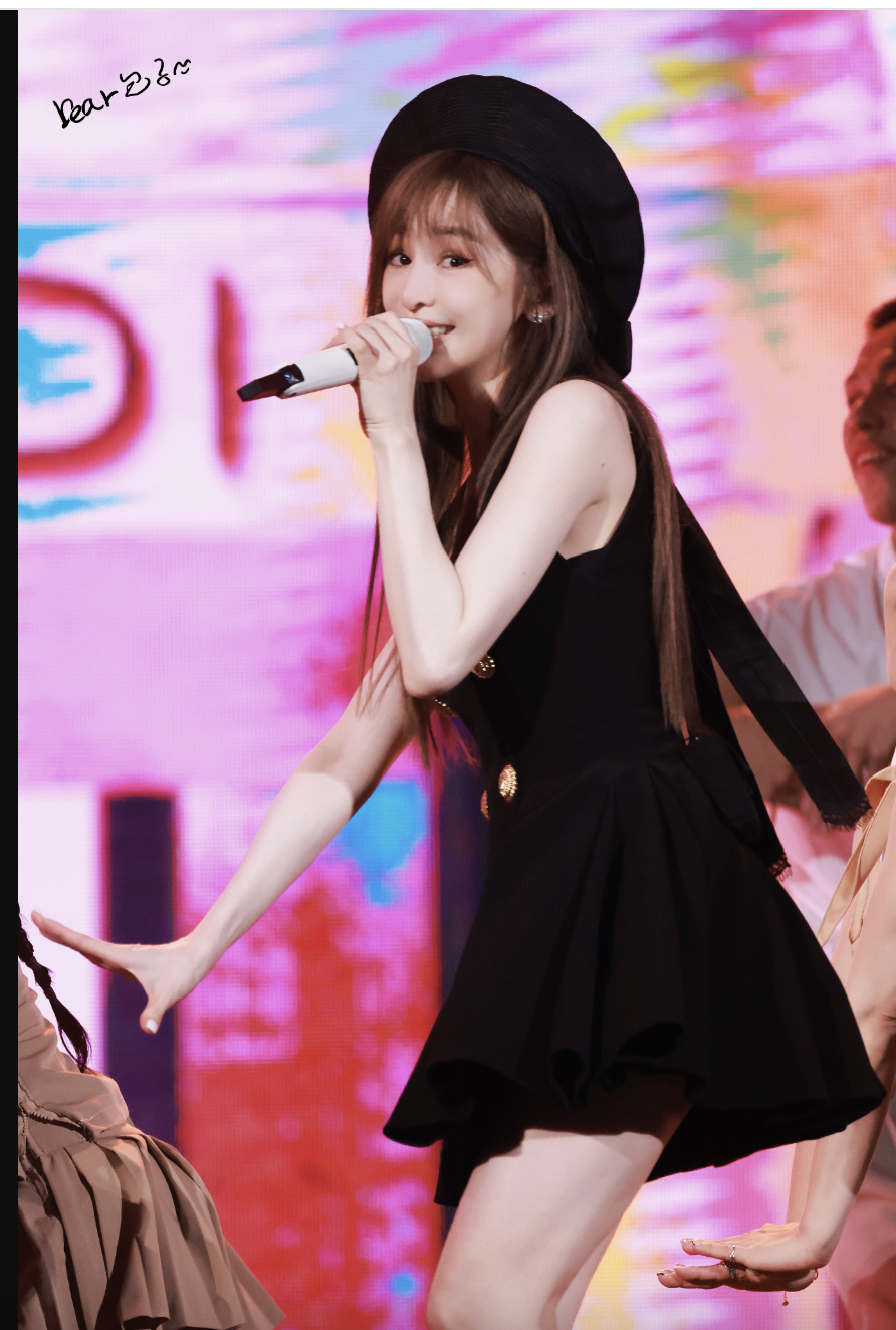 41岁王心凌现状:大眼睛下雨天逛故宫,网友争着给她「撑伞」