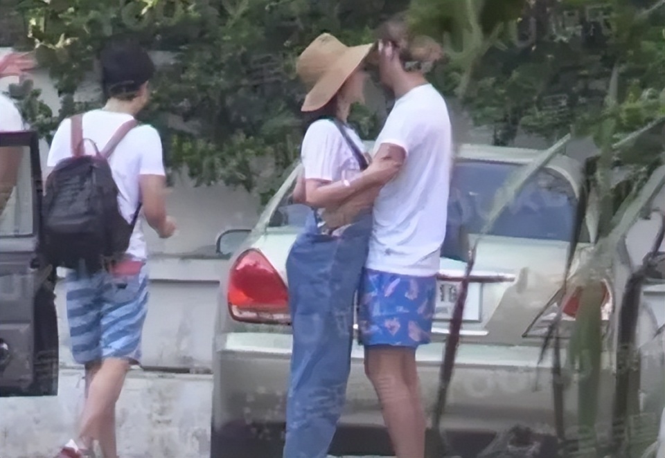 白百何与二婚老公带娃外出,张思麟全程抱娃,小家伙五官随爸爸