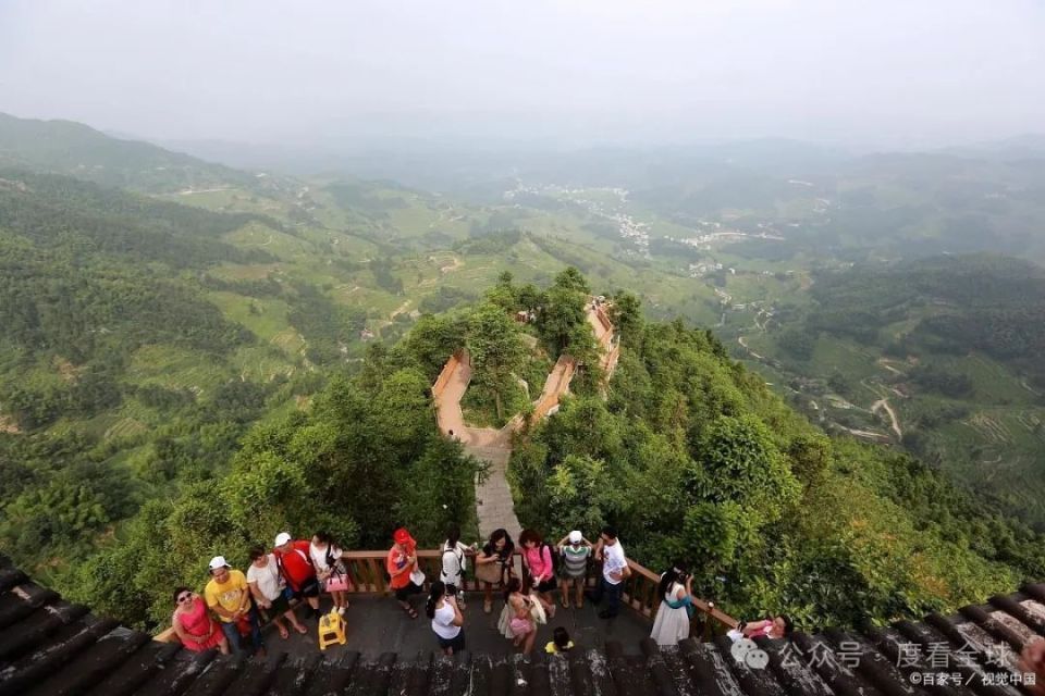 你可以沿着山路漫步,欣赏沿途的美景;也可以挑战自己,攀登梅岭主峰