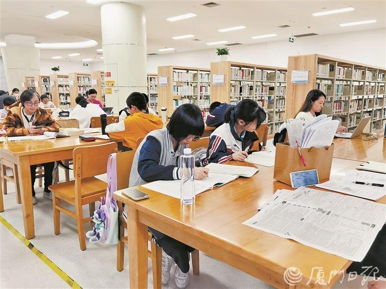寒假余额不足厦门学生扎进图书馆热火朝天赶作业
