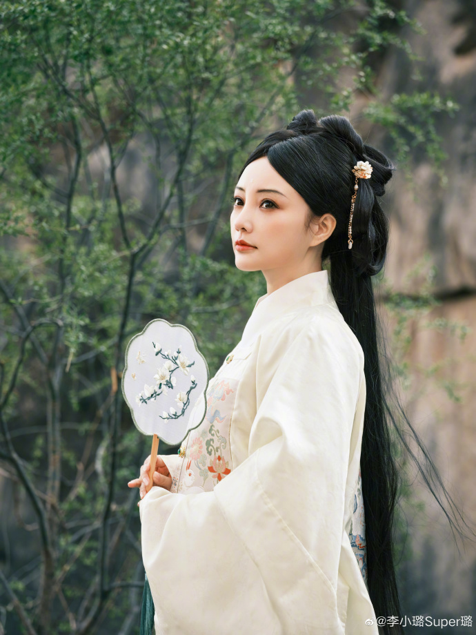 李小璐与女儿拍汉服写真10岁甜馨长成美少女古风装扮娇俏淑女