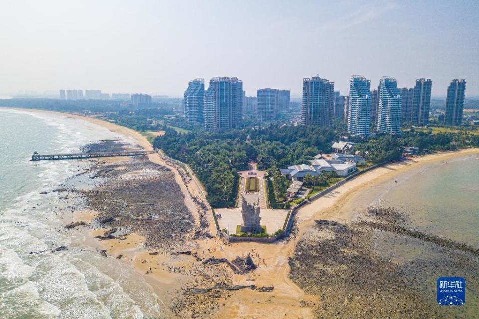 10月15日拍摄的海南环岛旅游公路临高段途经的临高角旅游区(无人机