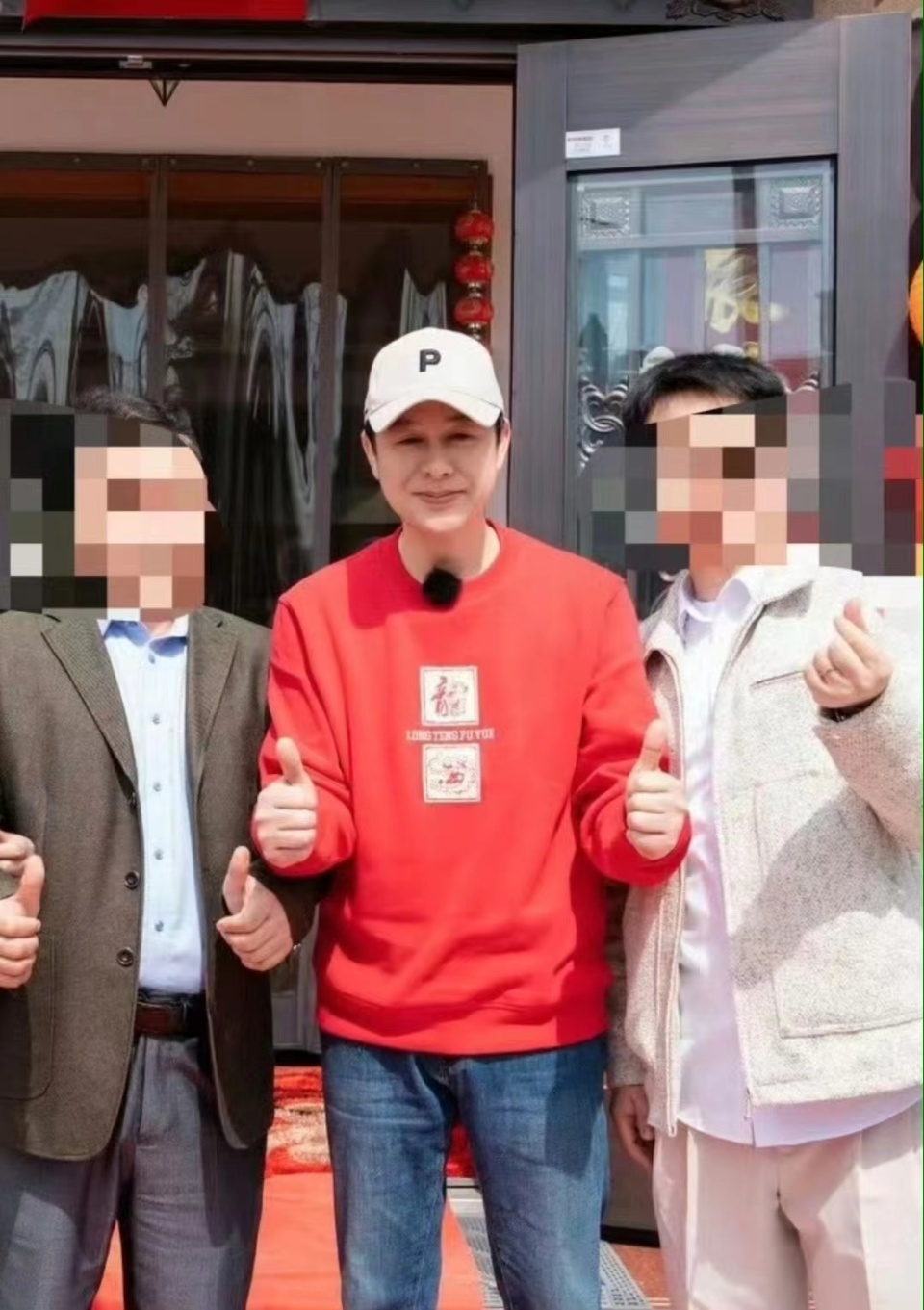 大明星张颂文参加村民婚礼,网友感叹:好接地气_腾讯新闻