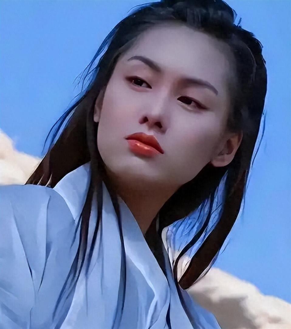 54岁朱茵老态明显,住深山残屋,开普通旧车,却称嫁给他很幸福