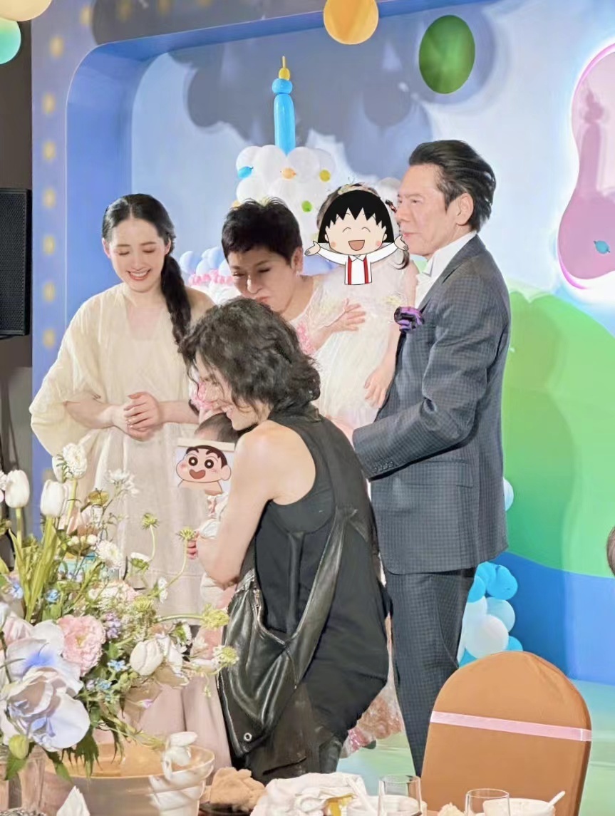 郭碧婷二胎儿子周岁宴曝光一家六口同框郭碧婷面部圆润很富态