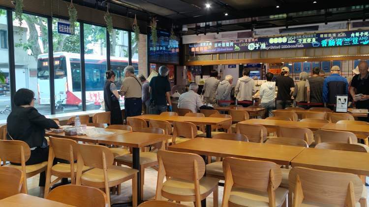 社区食堂分布密集在上海中心城区这种感觉更为突出,记者在某一天