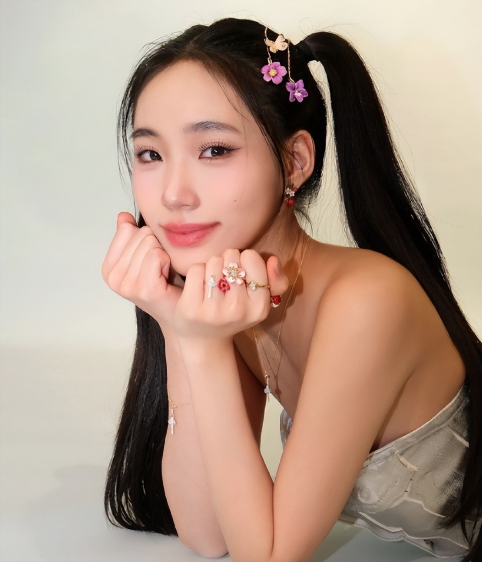 QQ朋友圈：香港正版資料大全更新時間不懼代言被下架，小S女兒Lily曬新造型，網友：想當明星想瘋了！r