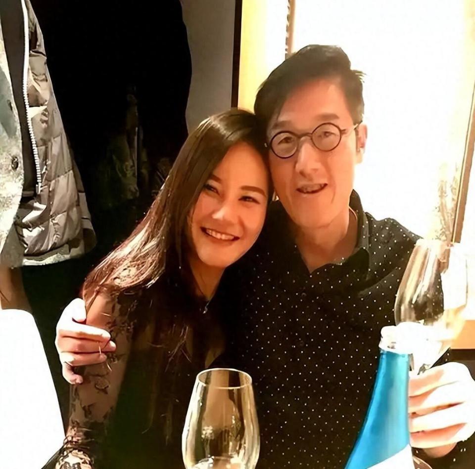 富豪丈夫和情妇高调庆生，一言不发的孔令琦，终不再顾及所谓体面_腾讯新闻