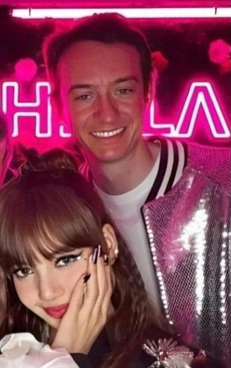 lisa和lv三太子同游泰国!男友和疯马秀,是她摆脱韩娱的绝佳机会