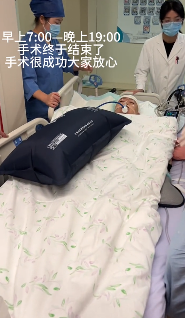刚刚经历开颅手术的高君雨疲惫不堪,躺在病床上意识仍没有清醒,她鼻子