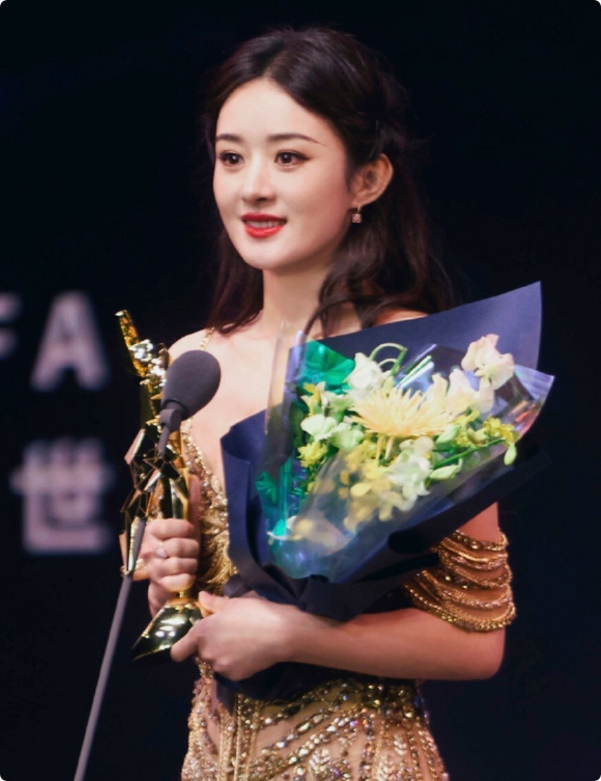 才在上海结束的亚洲电影颁奖典礼上,赵丽颖凭借《第二十条》中的发挥