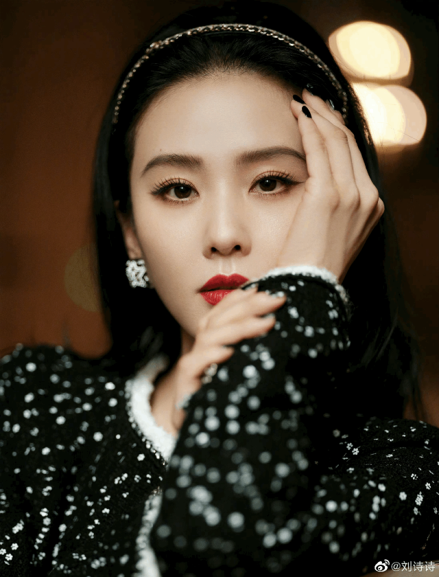 刘诗诗出席巴黎时装周,气定神闲,从容不迫,有着夏天的静谧恬淡