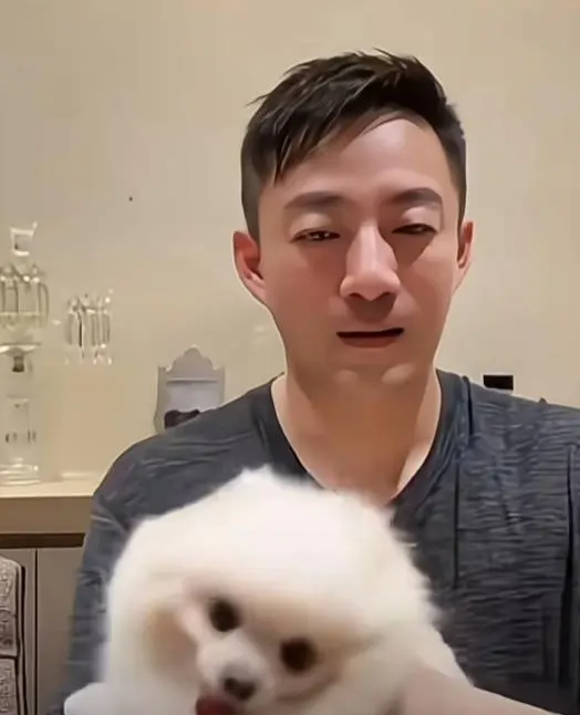 汪小菲开豪车兜风后,又携未婚妻看球赛,"护妻宣言"好霸气