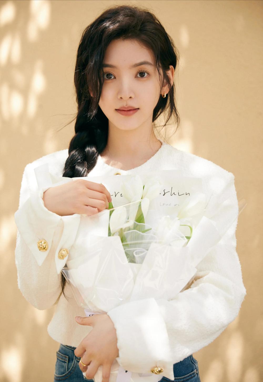 素颜出镜的章若楠,干净美好,天真纯真,妥妥地就是"校花"女神,一下子