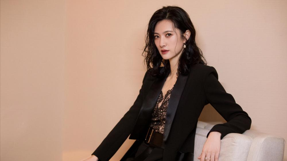 四大美女外,还有尚未出场的饰演钱红的赵奕欢,饰演蒋晓梅女儿的赵蕴卓