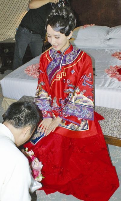 婚礼当天,胡静穿着价值50万元的婚纱和戴着超过百万的珠宝,在朱兆祥为