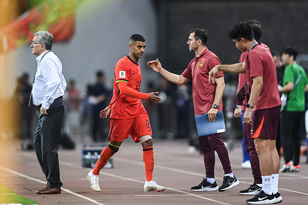 阿兰伤重缺战韩国队!王大雷领衔26名国脚出征