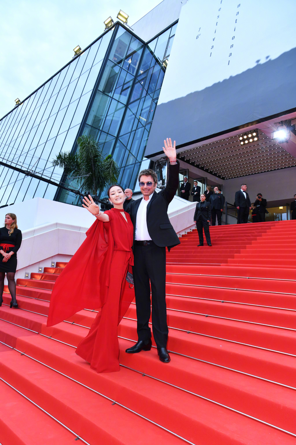 巩俐再次现身戛纳红毯,穿红装牵手老公明艳大气,龚俊钟楚曦好养眼