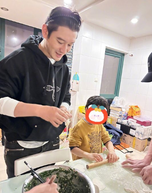 baby带儿子香港购物,6岁小海绵模样可爱,母子牵手同行画面温馨