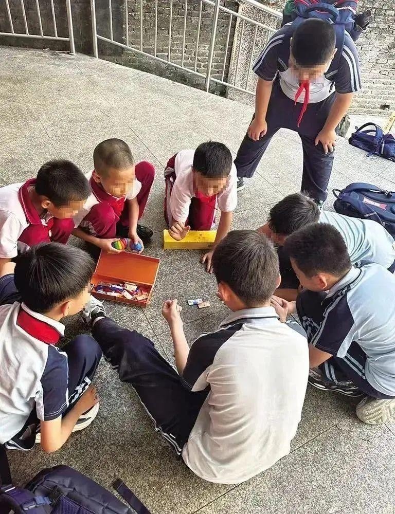 小学生新型校园游戏打"烟牌",是该堵还是疏,家长犯了难