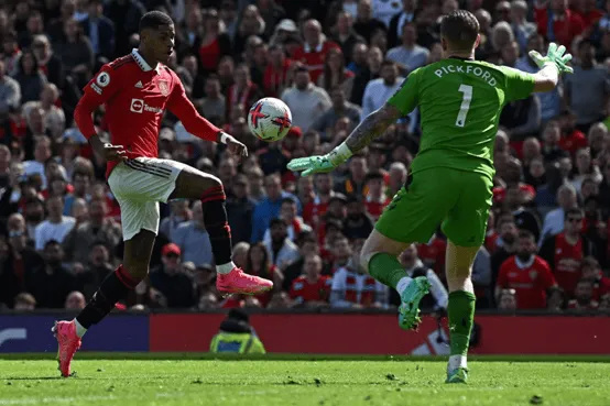 b费在"四分卫"打开胜利之门,滕哈格利用长传球破局