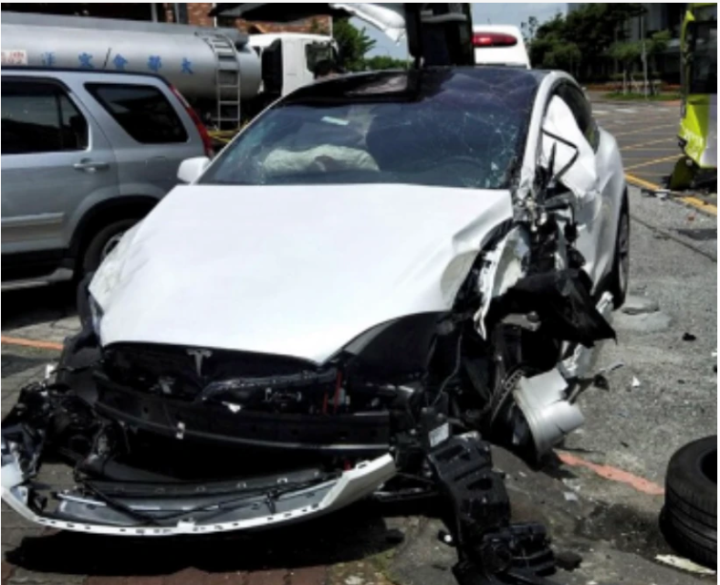 美国一特斯拉撞上消防车,司机当场死亡5人受伤_腾讯新闻