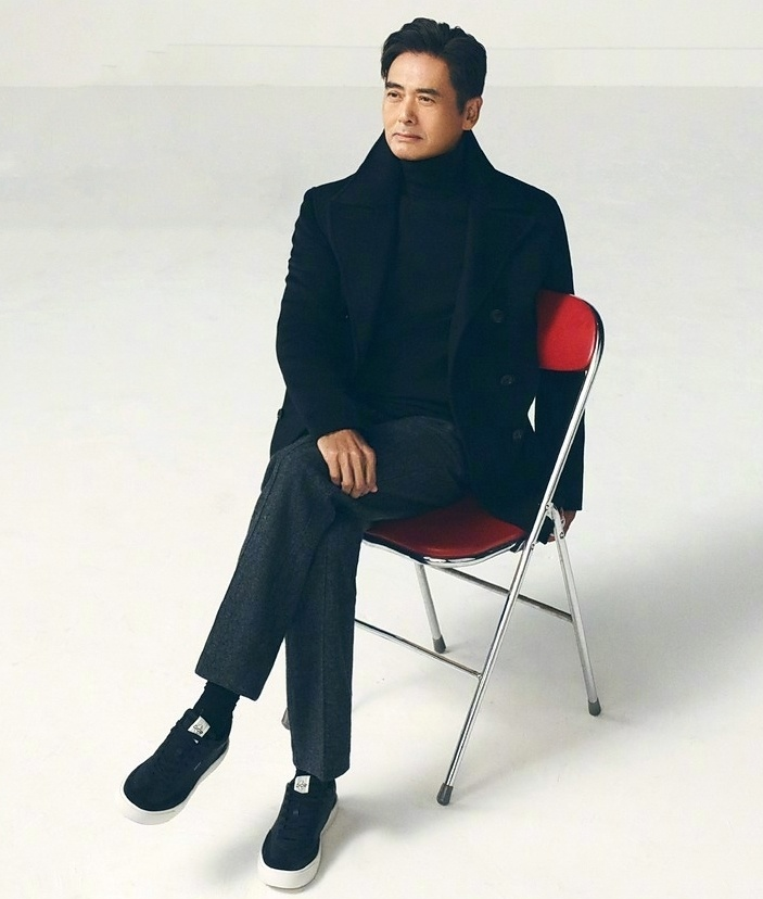 68岁周润发近照被曝光满头黑发潇洒翘二郎腿老人形象不复存在