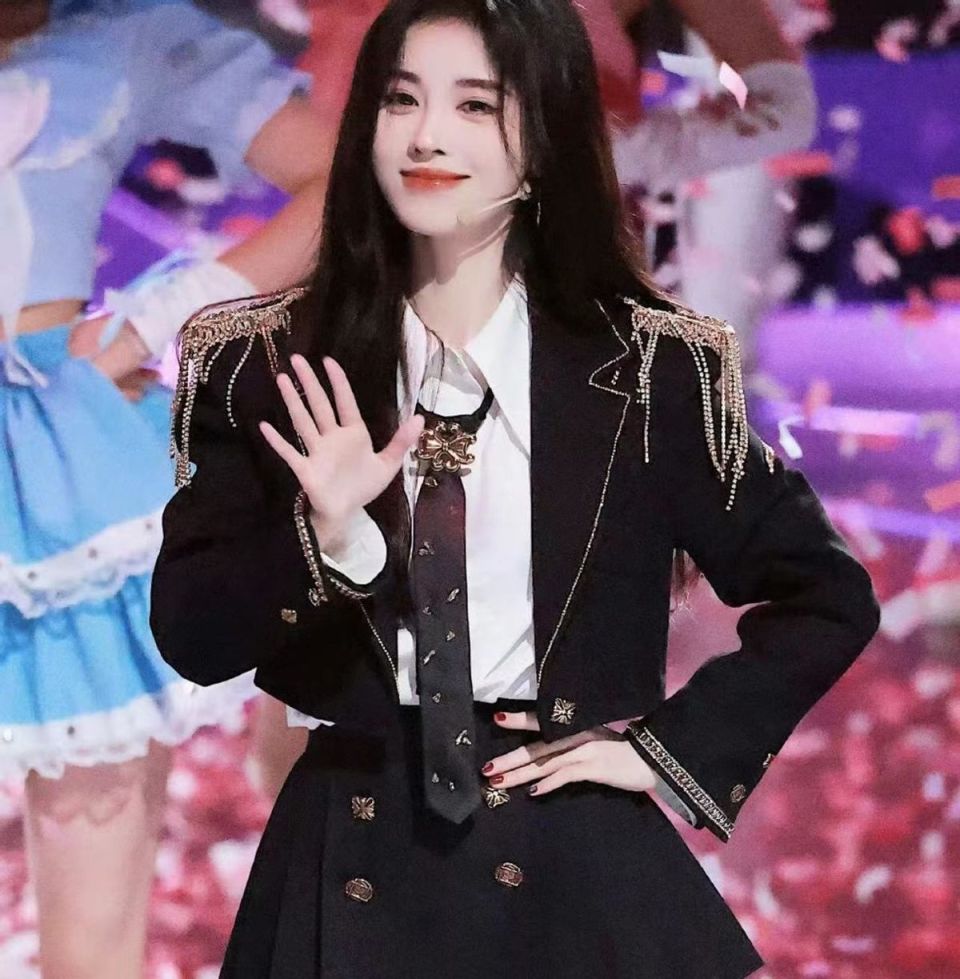 周深是靠着自己的演唱实力成为全场的高光,而鞠婧祎则是靠爱豆美貌让