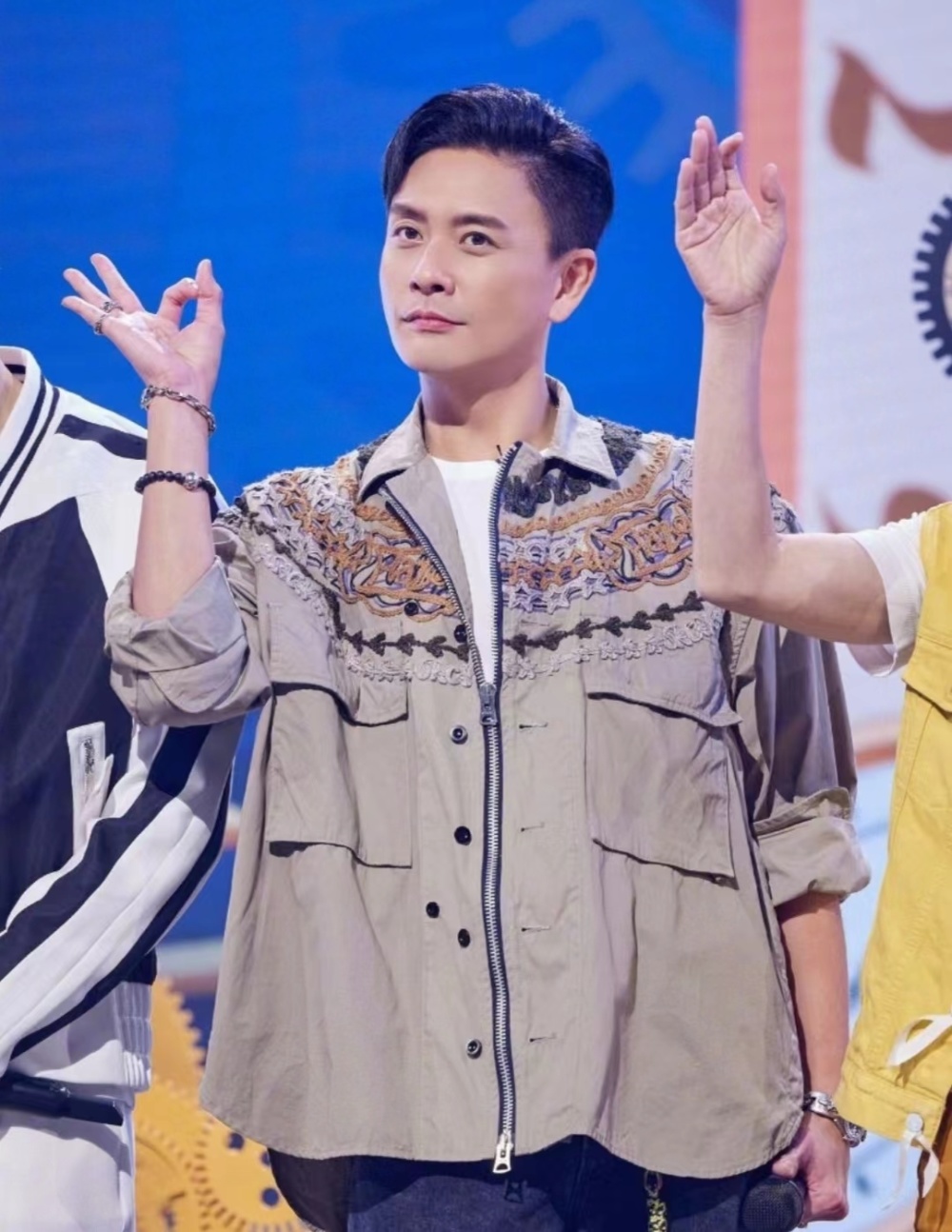 互动亲密黄宗泽内地拍节目与女搭档表现暧昧有说有笑互搭手臂