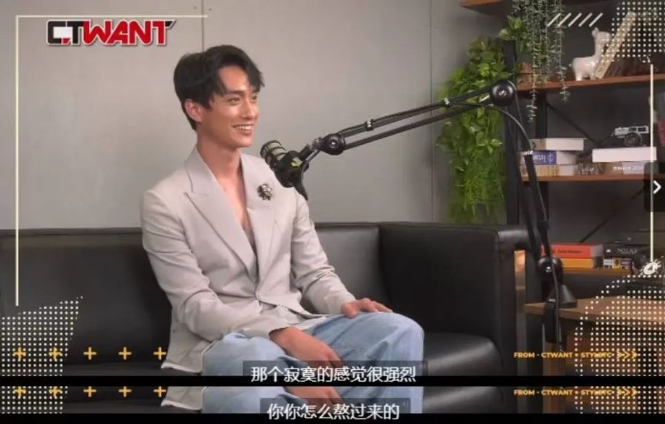 电影《小晓》的宣传,主持人问他疫情最严重的六个月,孤身一人在台湾