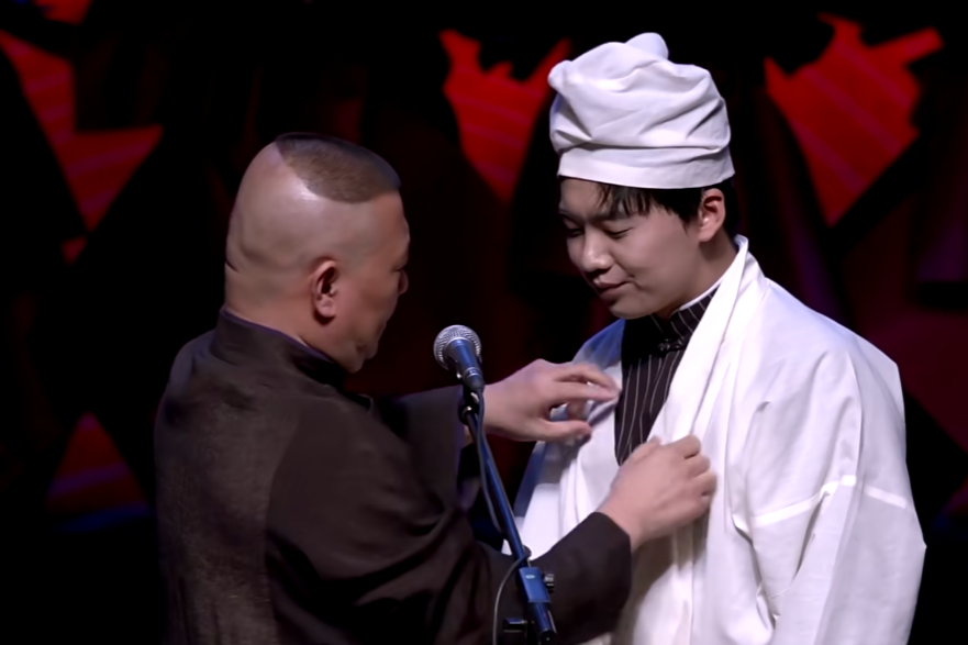 2021年封箱的《福寿全》,郭德纲一上台,大林子直接给跪下了,节目效果