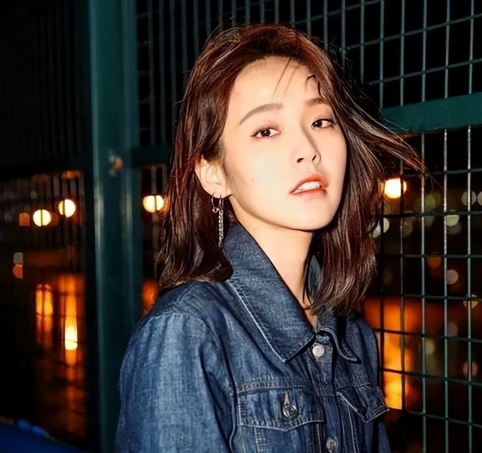 现在张佳宁不仅事业红火,还给妈妈买了豪宅,让她们的生活更上一层楼!