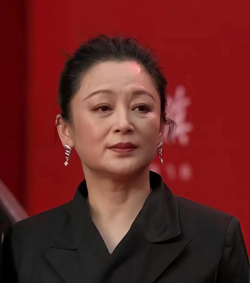 明星红毯真实模样:梅婷脸僵,刘亦菲溜肩,陈红叶童的皱纹太真实插图6