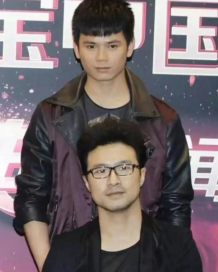 张恒远去世前,毕夏带儿子现身医院告别,站icu门口痛哭惹人心疼