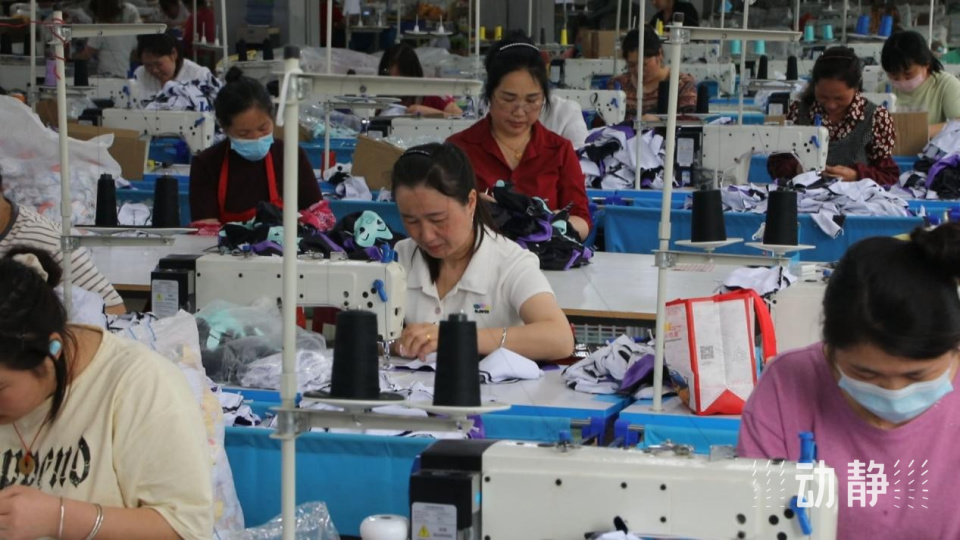 的乡镇开设了10个玩具微工厂,通过订单式生产把车间开设到村民家门口