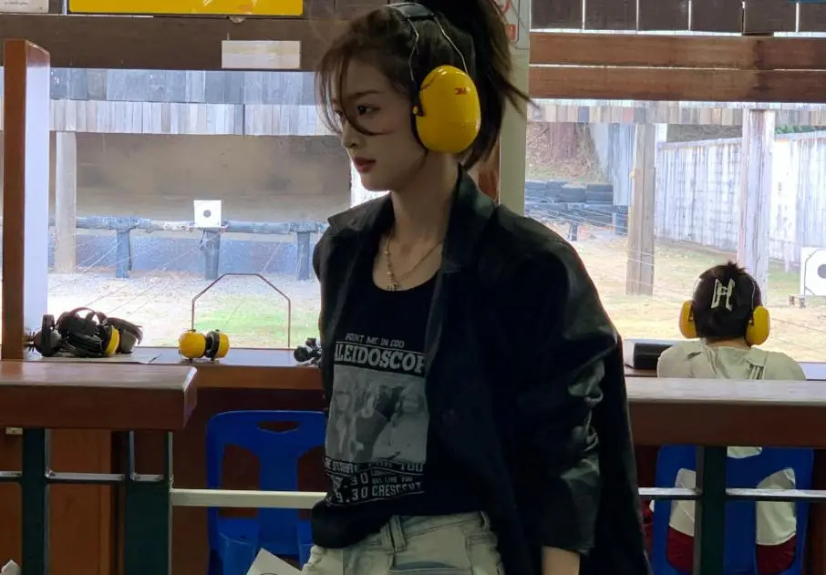 王思聪带美女逛街被偶遇,小羽发文谈分手,女方身份被扒刚刚成年_腾讯