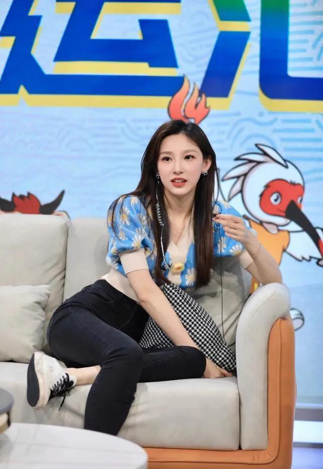 央视春晚女主持人亮相,马凡舒和王嘉宁都是90后_腾讯新闻