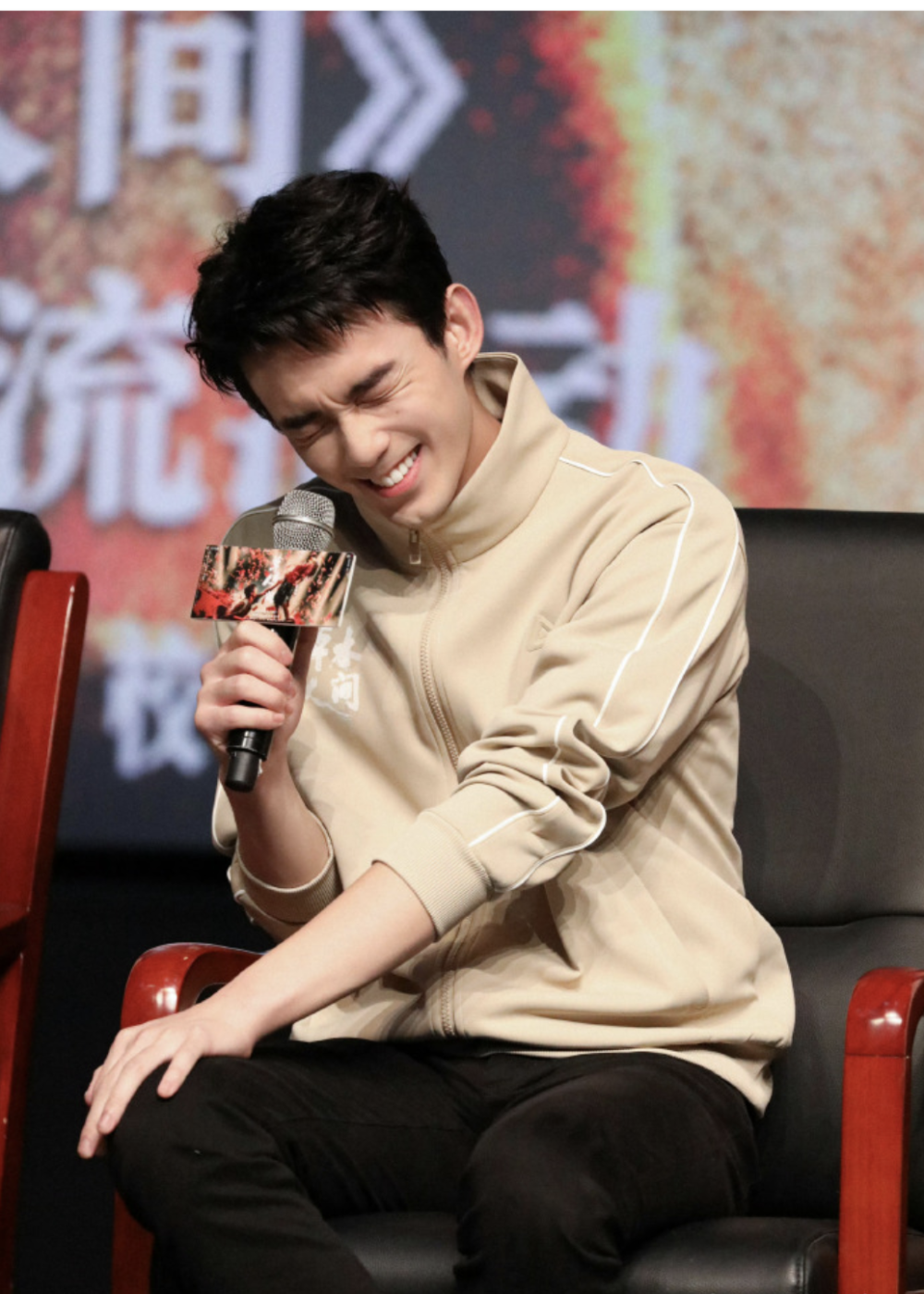 24岁吴磊回北电吃面,36岁林更新去学校,他已经瘦到「不敢认」了_腾讯