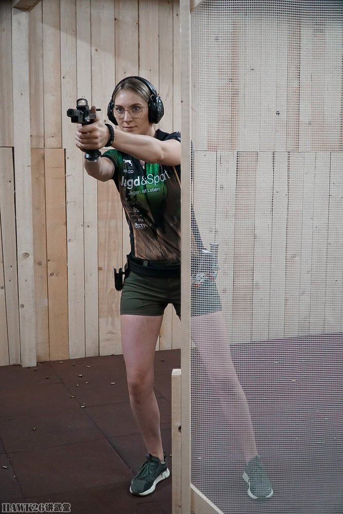 周末mm例图两位女性射击运动员交流各自经历给新人选手的建议