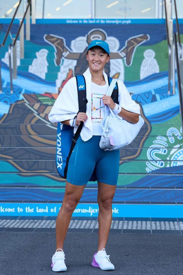 王曦雨双抢七制胜晋级次轮 王欣瑜逆转失败首轮游