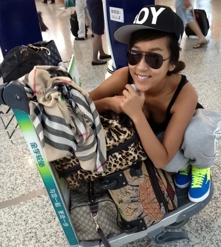 刘欢与妻子举办聚会,吉克隽逸打扮火辣,被抨击"穿着不分场合"