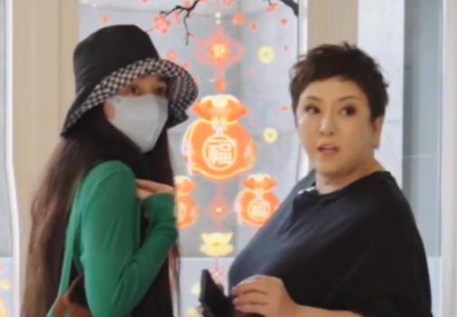 机场偶遇向华强一家，向太带助理却自己推行李，向佐秒变乖乖男_腾讯新闻