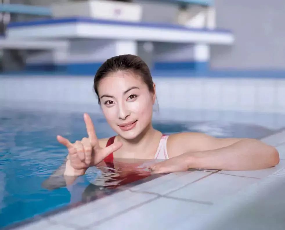 伏明霞和郭晶晶虽然都被誉为跳水皇后,但伏明霞明显属于天选之子