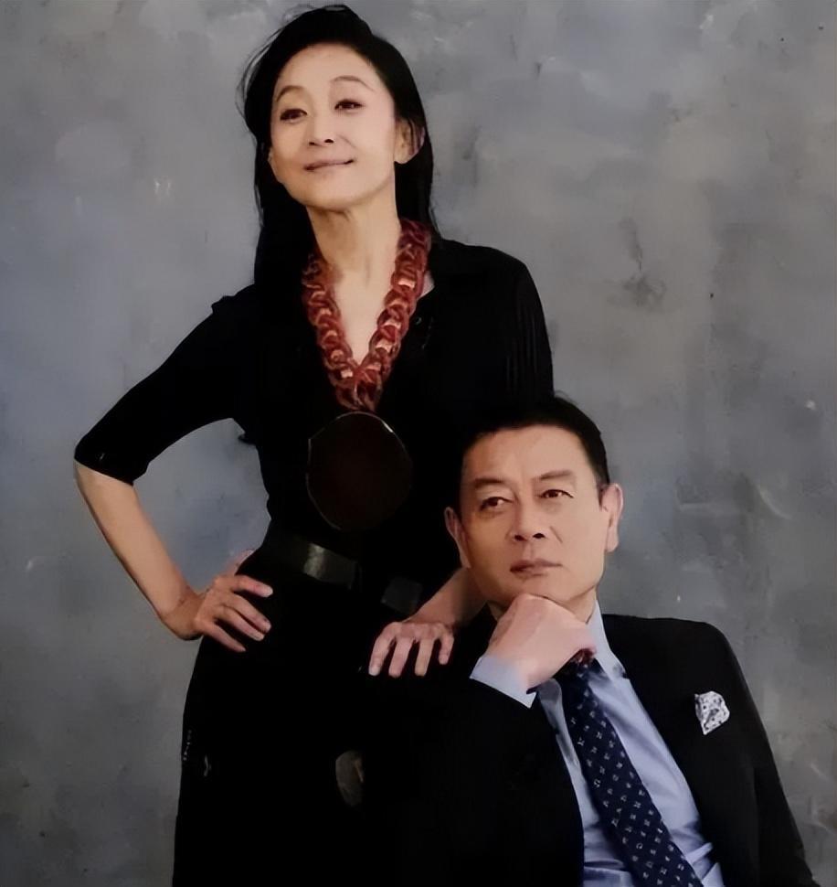 陈瑾巫刚国外同游!