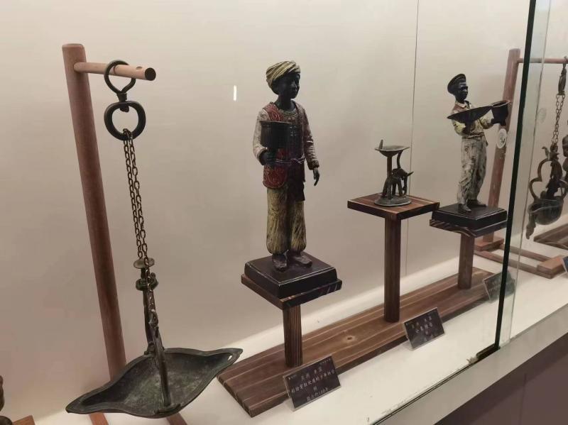 一位七旬老人和他的700余盏古灯