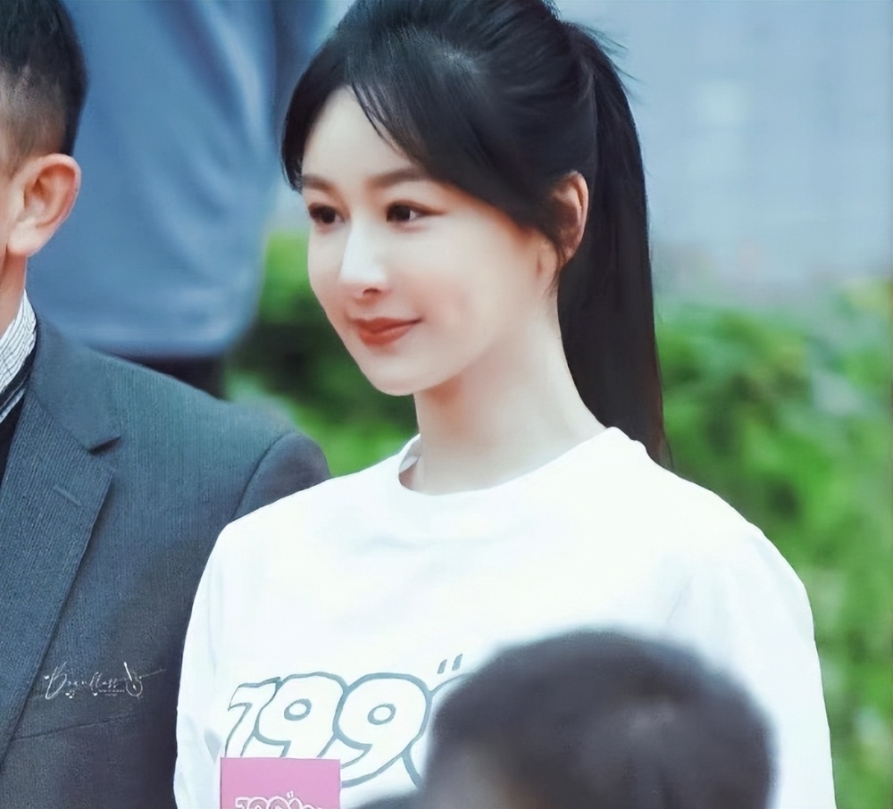 杨紫《199爱》开机照曝光!高马尾尽显清纯,男主一身黑很低调!