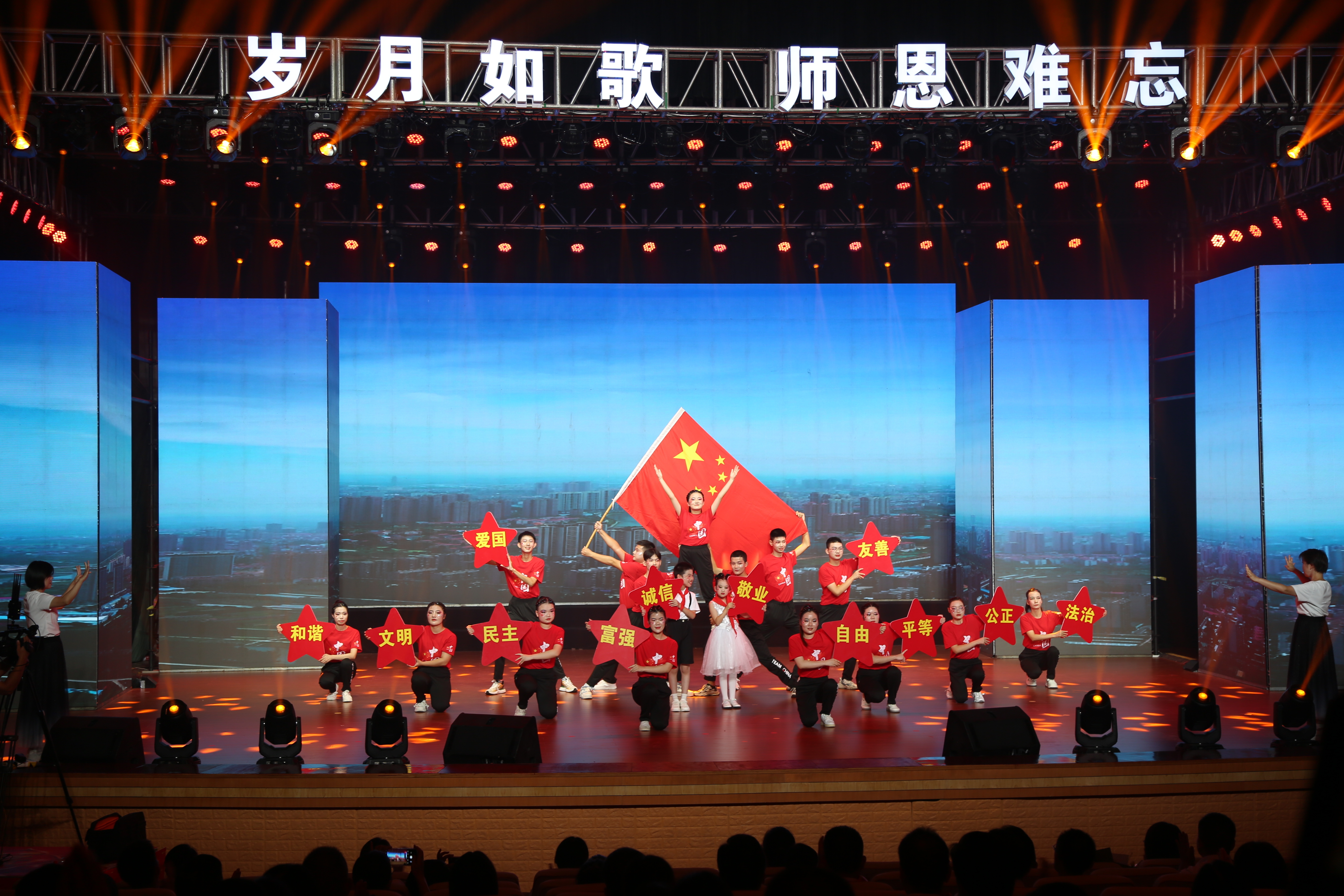 市委常委,宣传部部长,市委教育工委书记李艳霞致辞指出,教育是党