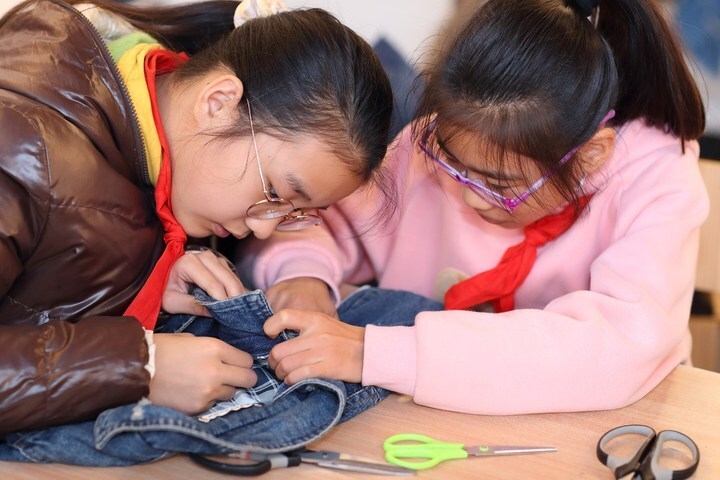 平湖的小学生让废旧牛仔焕发新生,旧牛仔变"布达拉宫"_腾讯新闻