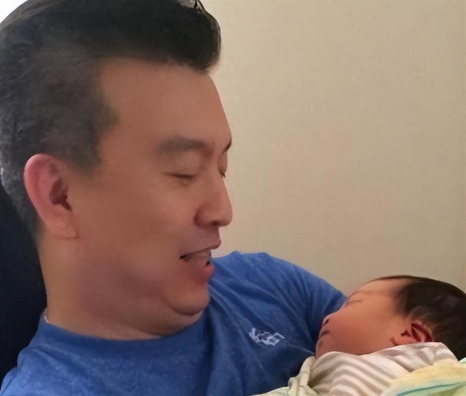 儿子丢了,父亲走了,妻子跑了,央视主持张泽群如今落到这般田地